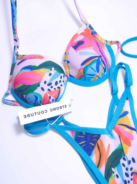 Bikini de poses estampado tropical